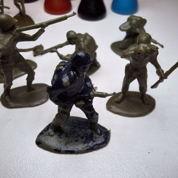 Secrecy Board Game Replacement Pieces Dice Army Tokens Vintage 1965 Soldiers - Picture 6 of 7